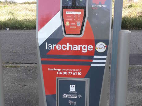 Borne de recharge électrique parking Chave