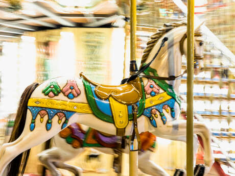 Manège & animations jeunesse dans le vieux village des Angles