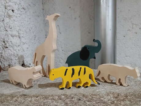 Atelier enfant de peinture sur figurines en bois avec Robert Brunelin