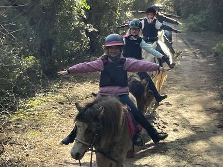 Familienausflug mit Ponys und Pferden durch die Reitställe des Moulin Moreau