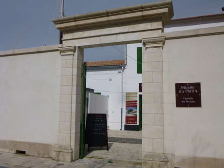 Guided tour of the La Flotte cemetery by the  Musée du Platin