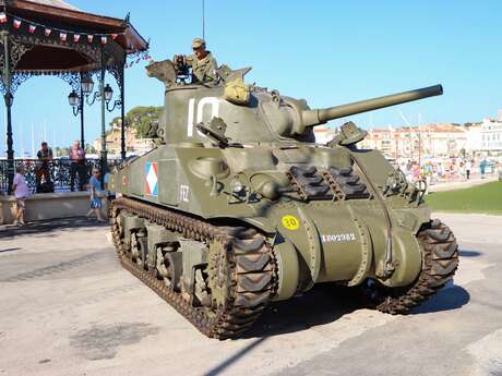 Fête de la libération de Sanary : Défilé de véhicules militaires d'époque