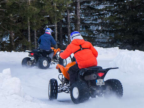 Loodsen van quad op ijs