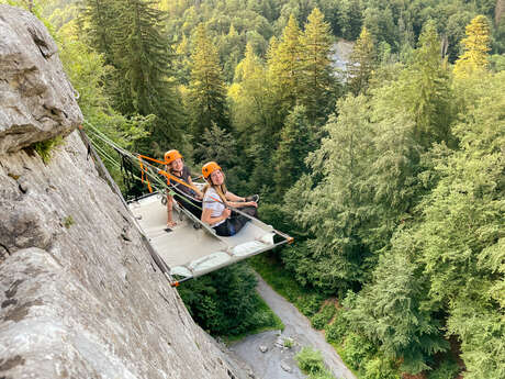 Bivouac suspendu avec guide - Dormir en falaise sur un portaledge