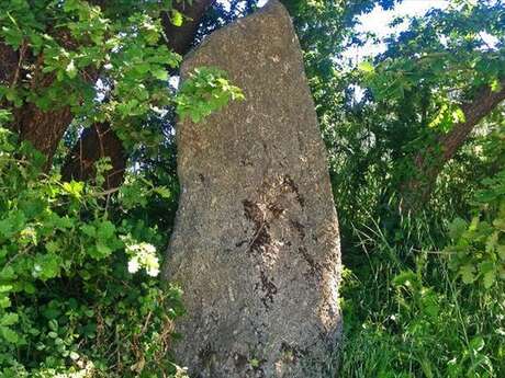 Menhir du Prat Bourdin et du Pré de la Pierre Enchantée