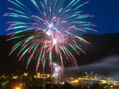 Marché nocturne, feux d'artifices et jeux en bois géants