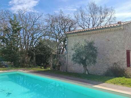 Mazet provençal sous les chênes