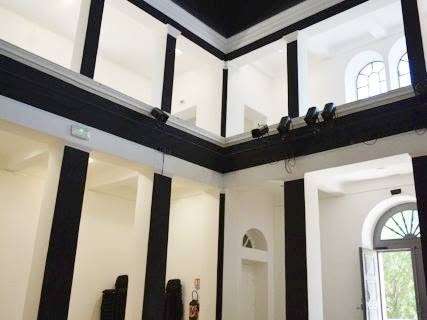 Exposition “Passage 3” : des artistes contemporains dans la salle de l'ancien Temple.