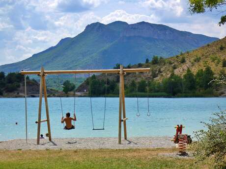 Aire de jeux et pique-nique du plan d'eau du Riou