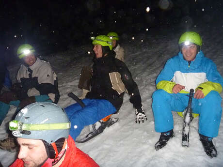 Descente en luge de nuit
