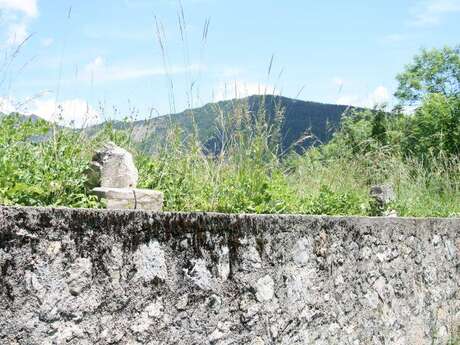 Hameau de Tanaron et le rocher Gassendi