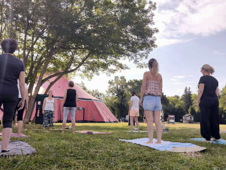 Séance de yoga sur le site de Villeneuve en Scène