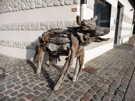 Art vache : sculpture "La Vache en bois flotté" Art vache : sculpture "La Vache en bois flotté"
