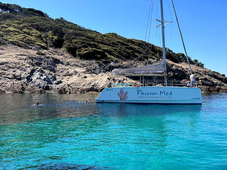 Journée vers l'île de Porquerolles en catamaran avec Passion Med