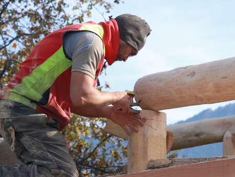 De la fuste à la jardinière en bois rond sculpté, un atelier enchanteur