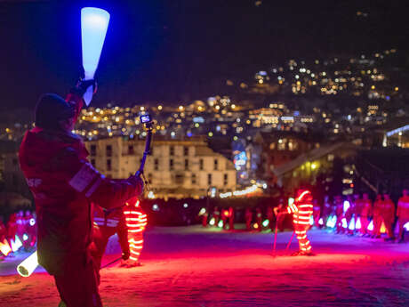 Descente aux flambeaux des moniteurs et des enfants de l'ESF