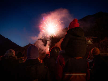 Ankunft mit Fackeln der ESF und Feuerwerk