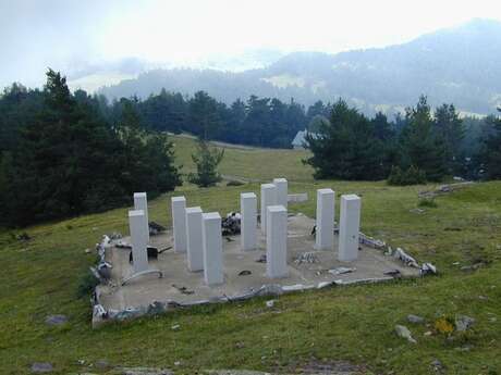 Monument du Liberator par Sacha Sosno, artiste sculpteur