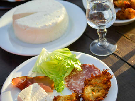 À la découverte du reblochon : démonstration de fabrication de tommes blanches