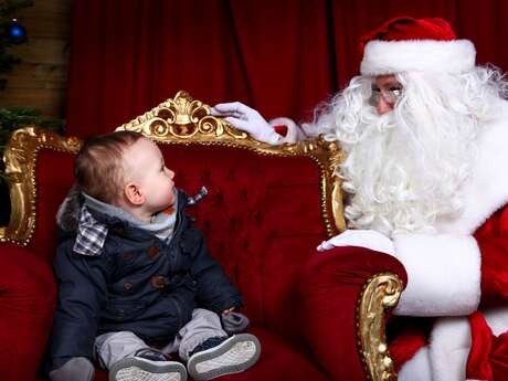 Christmas Square: Santa Claus photo booth