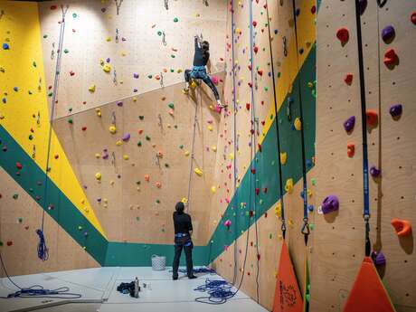 Mur d'escalade et salle de bloc indoor