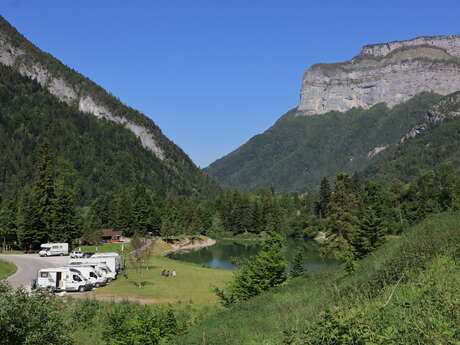 Aire de stationnement camping-car au Lac de Thuy