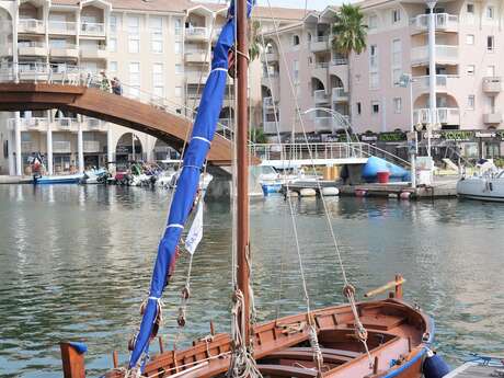 Guided tour of yesterday's and today's port aboard a "pointu".