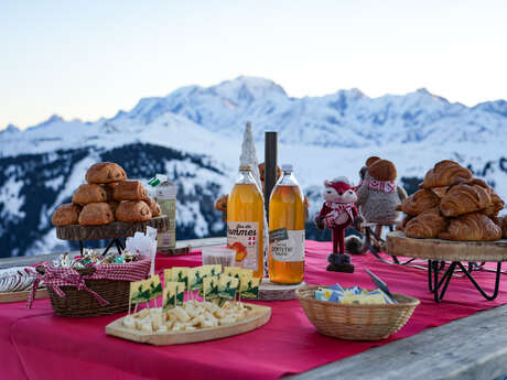 Petit-déjeuner au sommet, face au Mont Blanc