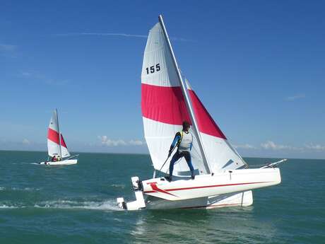 Private lessons in catamarans, windsurfing, dinghies and wing-foils in a protected, natural setting