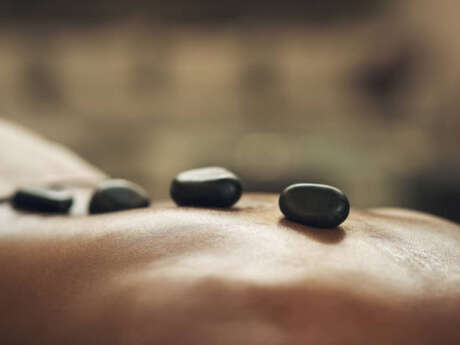 Massage aux pierres chaudes