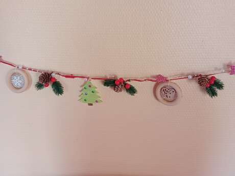 Making a Christmas garland" workshop
