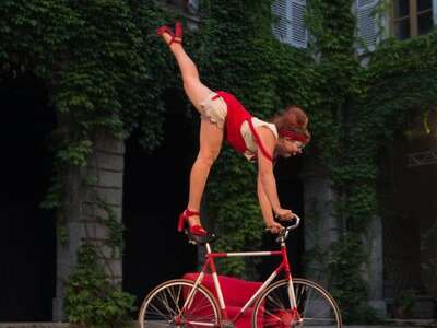 Spectacle de cirque - Seule en roue