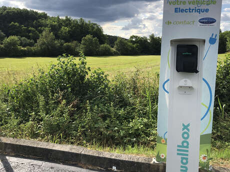 Borne de recharge pour véhicules électriques sur le parking de Carrefour Contact