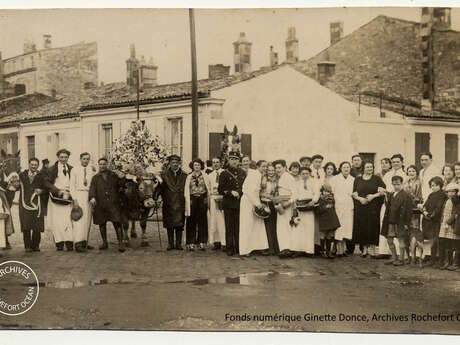 Les femmes à l'honneur : Marins et filles du port