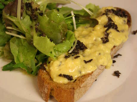 Dégustation d'omelette aux truffes