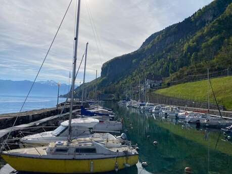 Un village de montagne au bord du lac - randonnée
