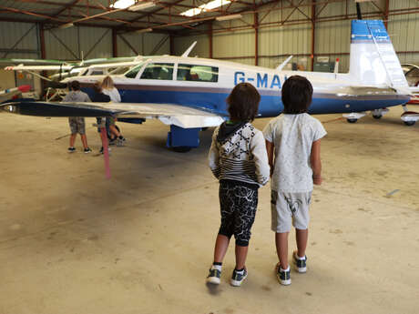 Aérodrome, en piste pour un voyage-découverte en famille