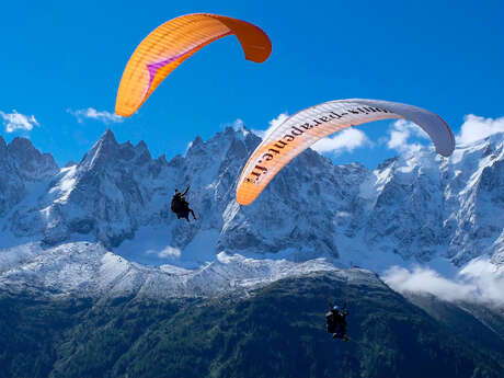 Baptême de parapente dans la vallée de Chamonix depuis le décollage du plan de l'aiguille