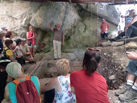 Visite de l'abri préhistorique Thoys II (Arbignieu)