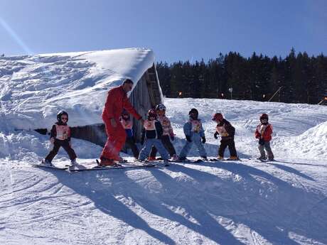 Group ski lessons: Children and adults