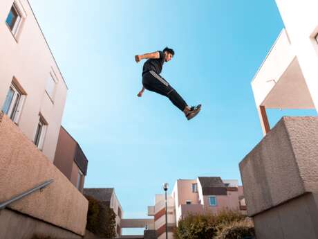 "Les Guides en scène" : Evry-Courcouronnes : découvertes urbaines avec les Yamakasi