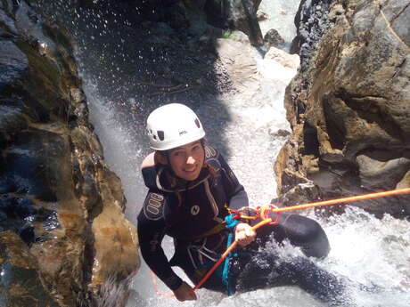 Rappels sous cascades ensoleillées