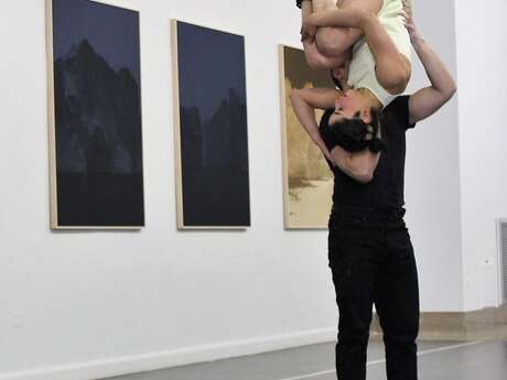 Et si les chaises des musées devenaient des agrès de cirque ?