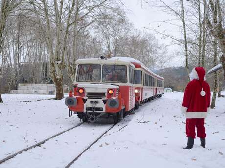 Il treno di Babbo Natale da Breil a Tende arriva in stazione