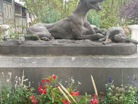 Sculpture "lévrier et lièvre"