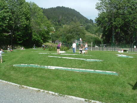 Rencontre amicale de mini-golf pour enfants