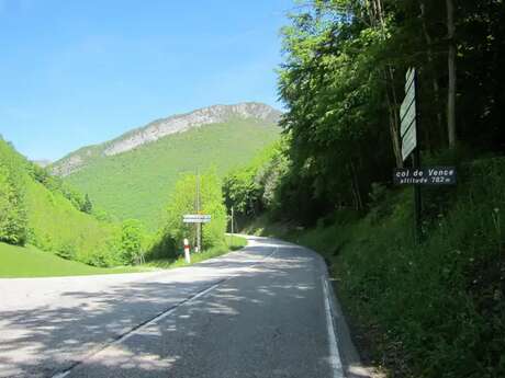 Ut4M - Passage des coureurs trail à Saint Nazaire les Eymes