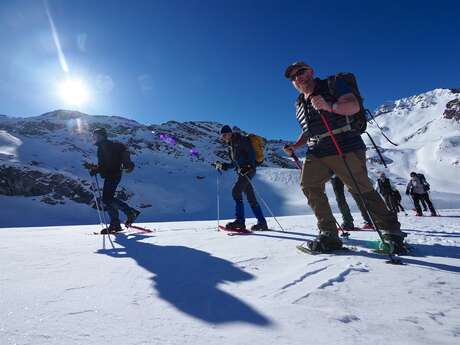 Vers les crêtes et sommets enneigés du Queyras