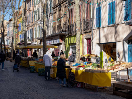 Der provenzalische Markt und der Jahrmarkt im Stadtzentrum von La Seyne