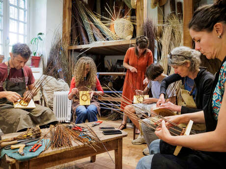 Atelier de vannerie : fabrication d'une mangeoire à oiseaux